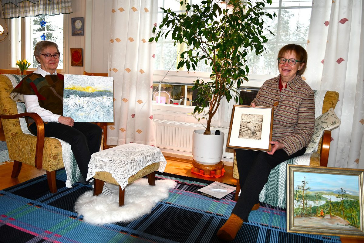 Marjatta Juuti ja Tellervo Hietakangas ovat kuratoineet teoksistaan Näin me sen näemme -näyttelyn, joka on esillä Alajärven kirjastossa maaliskuun ajan.