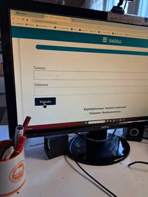 Kirjoita yläriville etunimesi ja sukunimesi. Alemmalle riville kirjoitat salasanasi, joka on sama kuin asiakasnumerosi. 