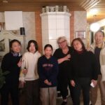 Annie (vas.), Katy, Lin, Wang Jiang ja Mike Gou vierailivat Lea Vasalammen (keskellä) kotona ja saivat nauttia suomalaista kotiruokaa. Heidän mielestään aasialaista yhteisöllistä kulttuuria on hyvä vaalia myös Suomessa. Kuva: Lasse Pippola.