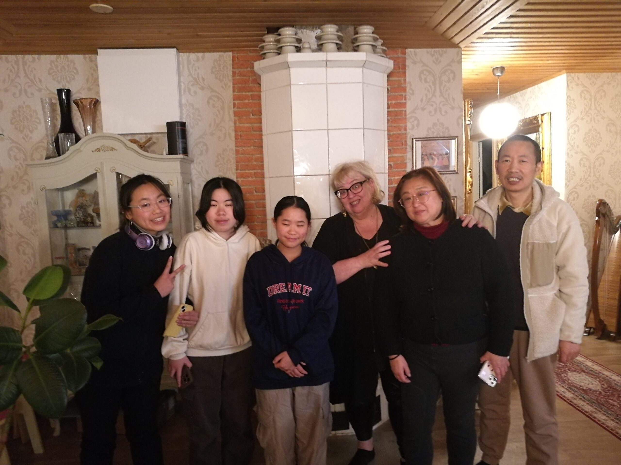 Annie (vas.), Katy, Lin, Wang Jiang ja Mike Gou vierailivat Lea Vasalammen (keskellä) kotona ja saivat nauttia suomalaista kotiruokaa. Heidän mielestään aasialaista yhteisöllistä kulttuuria on hyvä vaalia myös Suomessa. Kuva: Lasse Pippola.