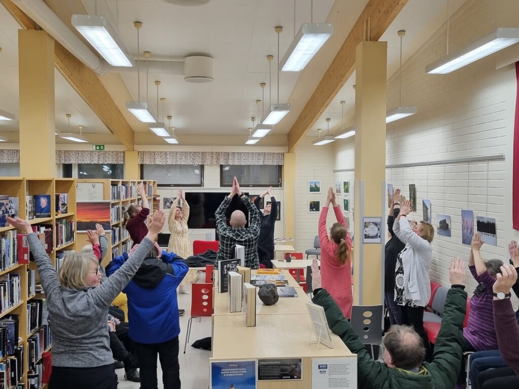 Yllätysnumerona Jutta Stålin vetämä jumppahetki. Kuva: Tarja Puro.