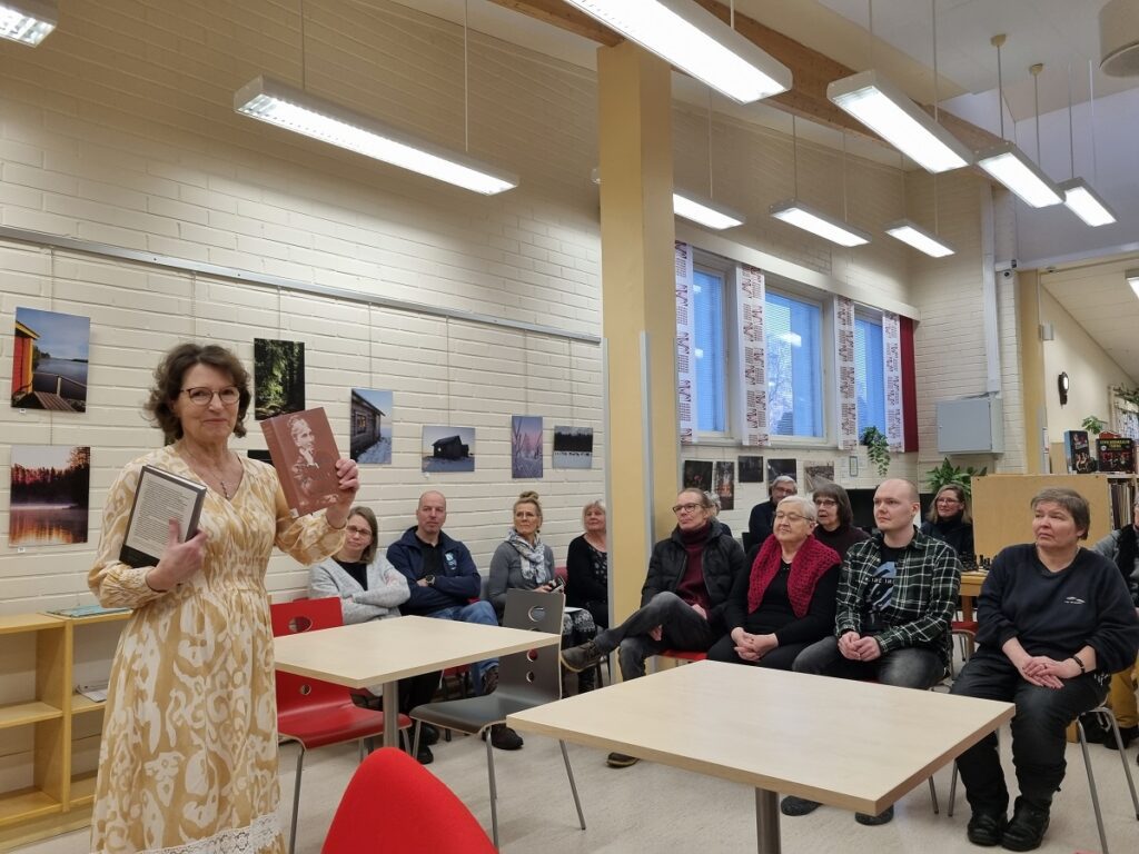 Juhlayleisö keskittyi kuuntelemaan Vistinmäen kirjavinkkejä. Kuva: Tarja Puro.