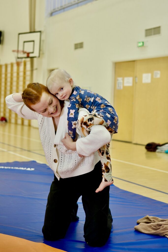 Kielo kiipeää taitavasti äiti-Jennan harteille.