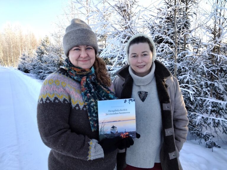 Krista Savolan (vas.) ja Hanna Honkaniemen toiveena on, että uusi kirja löytää tiensä niin paikallisten asukkaiden, matkailijoiden kuin matkailutoimijoidenkin käyttöön.