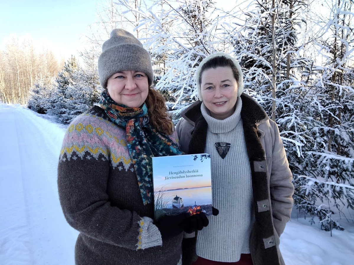 Krista Savolan (vas.) ja Hanna Honkaniemen toiveena on, että uusi kirja löytää tiensä niin paikallisten asukkaiden, matkailijoiden kuin matkailutoimijoidenkin käyttöön.