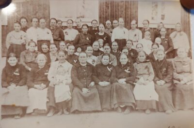 Kuva on Seppo Katajan mukaan otettu 16.5.1926 äitienpäiväjuhlassa Pokelan nuorisoseuran talolla. Kuvan omistaa Eila Pippola.