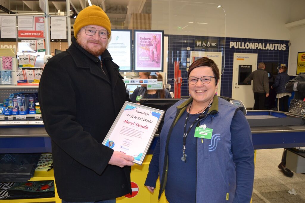 Kunnanjohtaja Mikko Huhtala onnittelee Mervi Vesalaa.