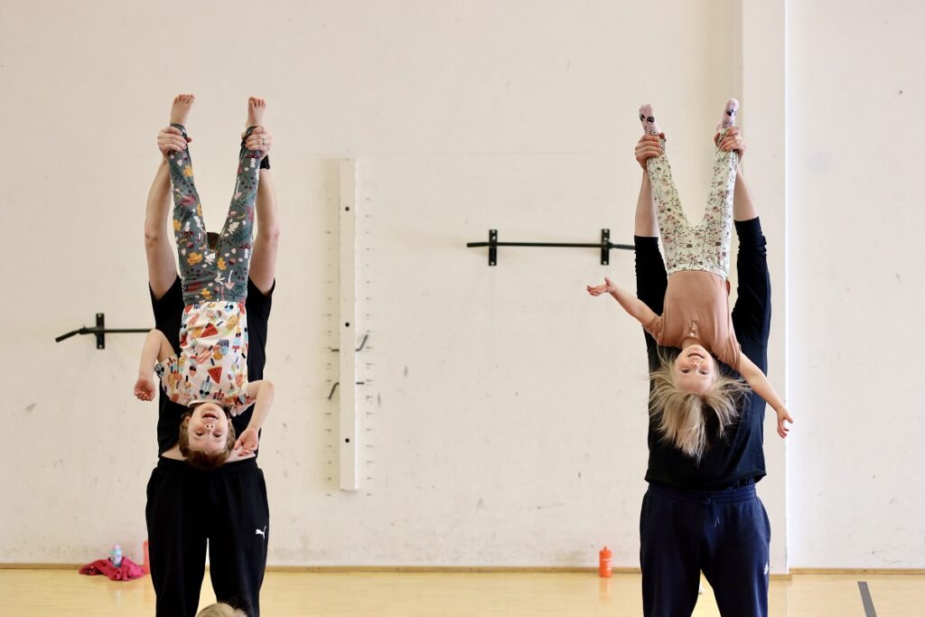 Isit nostavat Otson ja Kertun lipuiksi lipputankoihin.