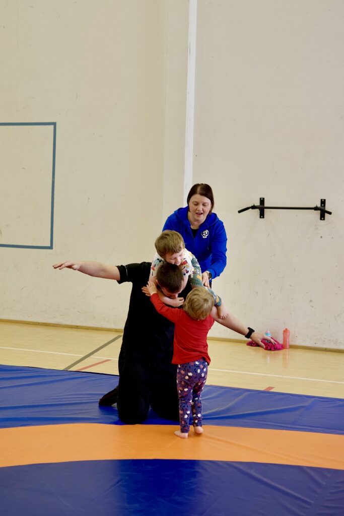 Nallepaini-ohjaaja Stina Huhmarsalo auttaa harjoitteissa tarvittaessa. Näin lapsi rohkaistuu kokeilemaan, jopa hieman jännittävämpiäkin tehtäviä.