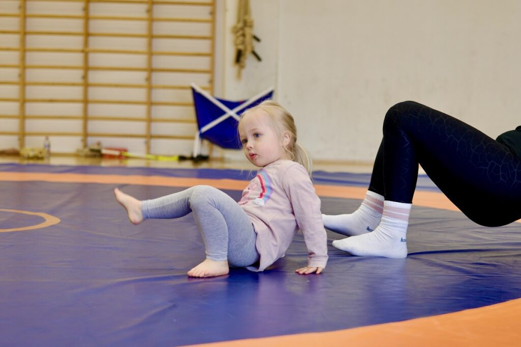 Kehon koordinaatiota voi harjoitella rapukävelyn avulla. Vilhelmiinalta sujuu jo hienosti!