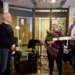 Mikko Huhtala ja Leila Qvist-Pettersson antoivat eläköityvälle Antti Saarelle (vas.) muistamisen työnantajan puolesta.