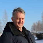 Mikko Puro toteaa virallisesti, milloin jäät keväisin lähtevät Lappajärven suurelta selältä. Kuva: Timo Ahvenniemi.