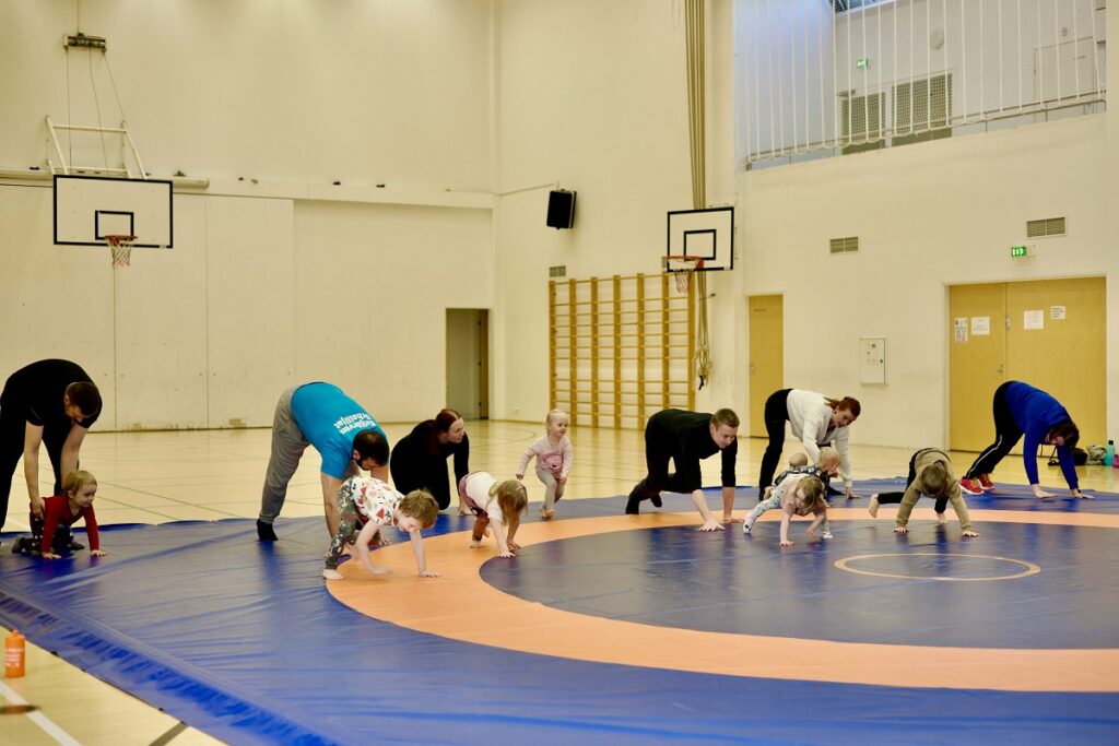 Kaikki liikkeelle! Alkulämpöä kehoon karhukävelyllä. Pienet karhut kirmaavat ensimmäisenä matkaan.