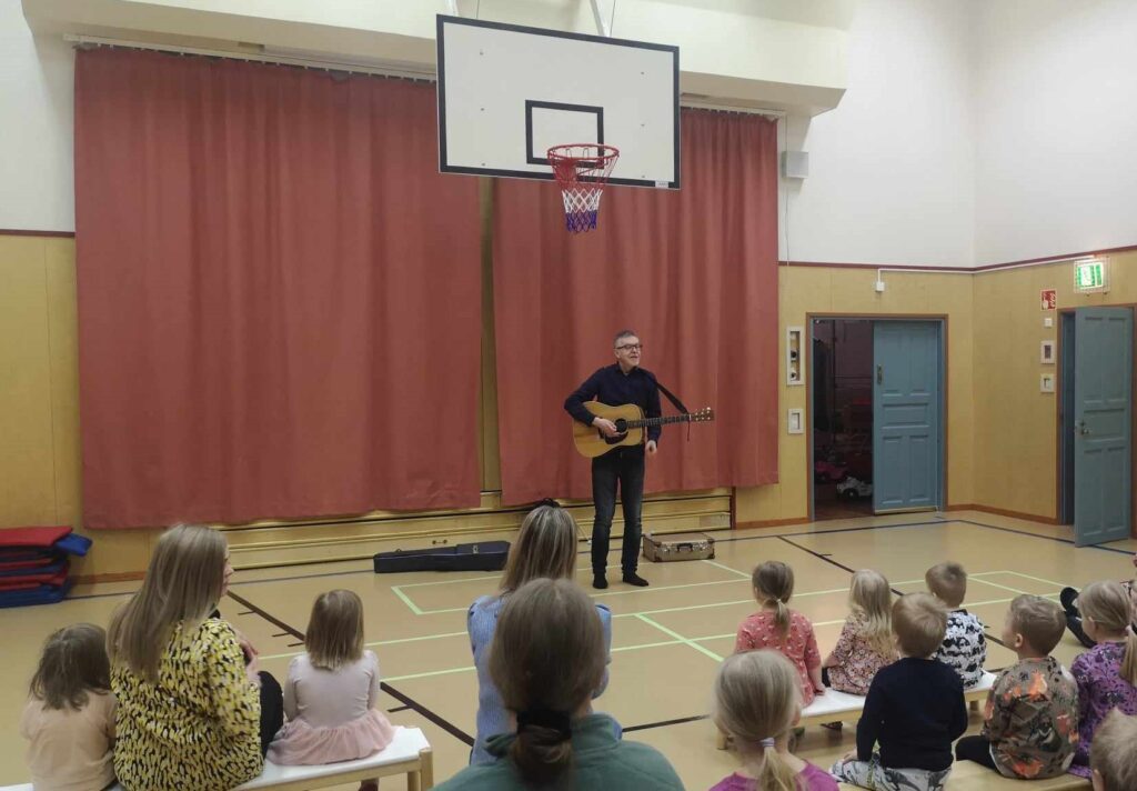 Päiväkodilla oli 30-vuotisjuhlavuoden kunniaksi järjestetty konsertti. Esiintyjänä lastenmuusikko Pentti Rasinkangas.