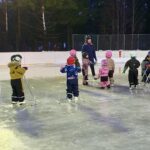 Evijärven Urheilijoiden luistelukoulussa pidettiin jäällä hauskaa leikkien ja samalla oppien.