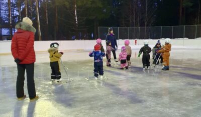 Evijärven Urheilijoiden luistelukoulussa pidettiin jäällä hauskaa leikkien ja samalla oppien.