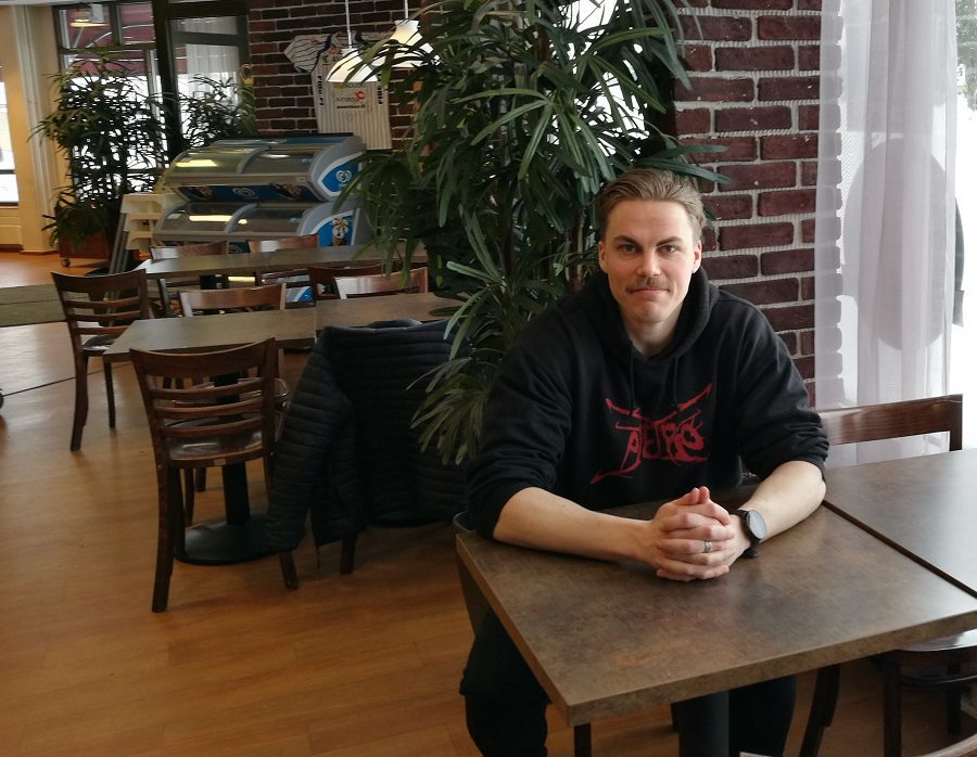 Santeri Syynimaa valmistui liikunnanohjaajaksi Kajaanin ammattikorkeakoulusta ja toimii Vimpelin Vedon junioripäällikkönä.