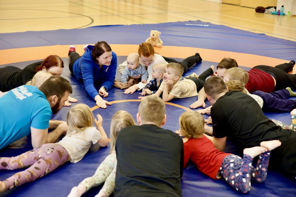 Nallepaini on aikuisen ja lapsen yhteinen juttu. Stina Huhmarsalo (vas.) ohjaa lapsia ja aikuisia mielellään. –Meistä on muodostunut tiivis ryhmä, toteaa Huhmarsalo.