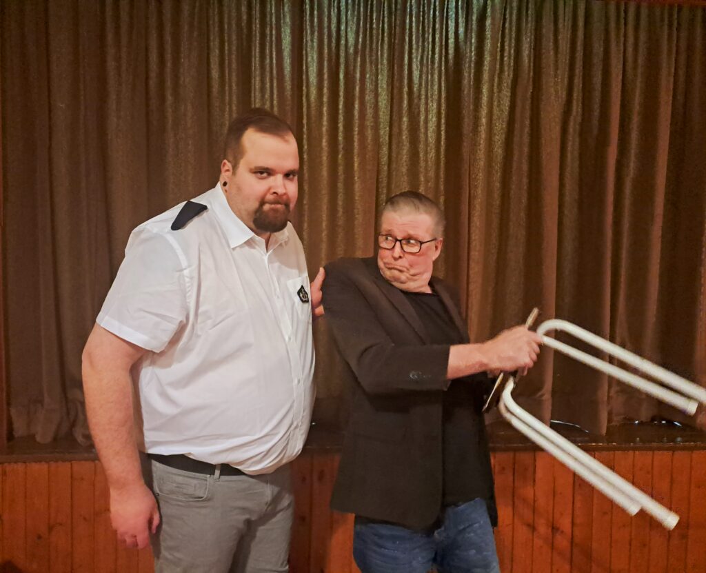 Seppo Koivisto (oik.) ja Tuomas Lahdenperä näytelmässä Yksinäisten sydänten kerho.