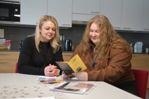 Johanna Savela ja Suvi Matila antavat tukea riippuvaisille Alajärven, Vimpelin ja Lappajärven alueella. Heidän toimipisteensä on hyvinvointialueen Alajärven Sähköltä vuokraamassa tilassa, josta jalkaudutaan muihin kuntiin tarpeen mukaan.