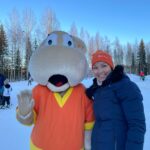 Hippo ja Sari Mäenpää toivottivat hiihtäjät tervetuuleiksi.