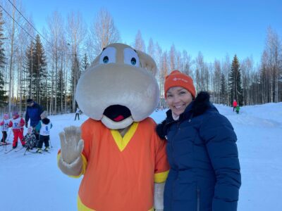 Hippo ja Sari Mäenpää toivottivat hiihtäjät tervetuuleiksi.