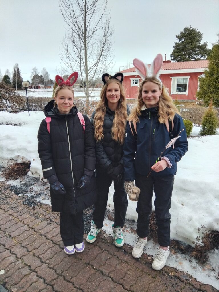 Elli Latvala (vas.), Emma Sten ja Olivia Oinonen trullittelivat lauantaina Vimpelissä.