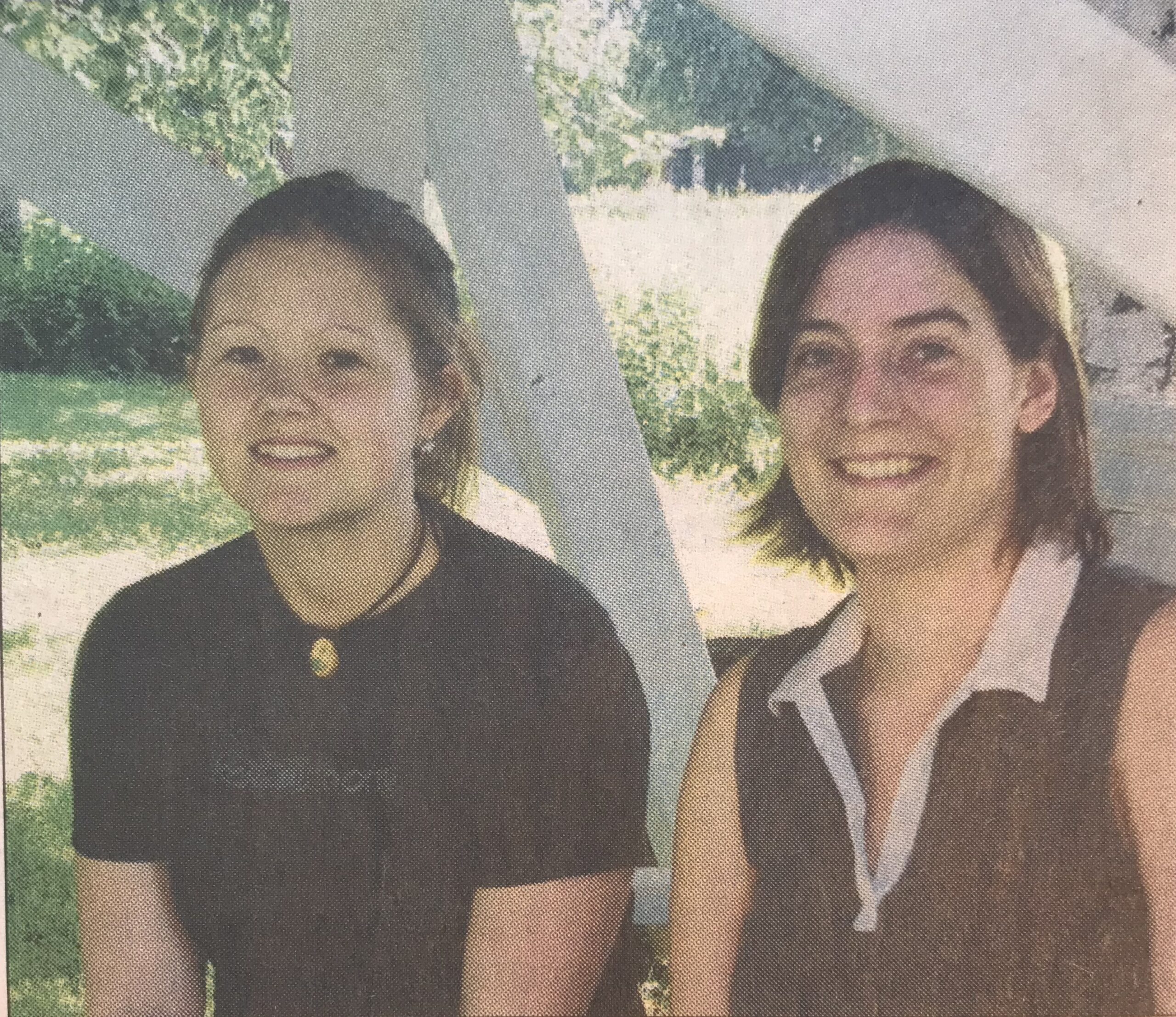 Kanadalaisserkukset Emma Ahvenniemi ja Sarah Hunt Järviseudun Sanomien kuvassa 2003.