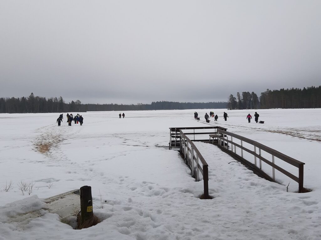 Kilpailijoita lähdössä jäälle Ojutjärvellä.