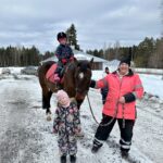 Heidi Saari kierrätti innokkaita ratsastajia nuorisoseuran pihapiirissä yhdessä tyttärensä Justiinan kanssa. Nyt oli Enni Latva-Rasulan vuoro päästä ratsaille.