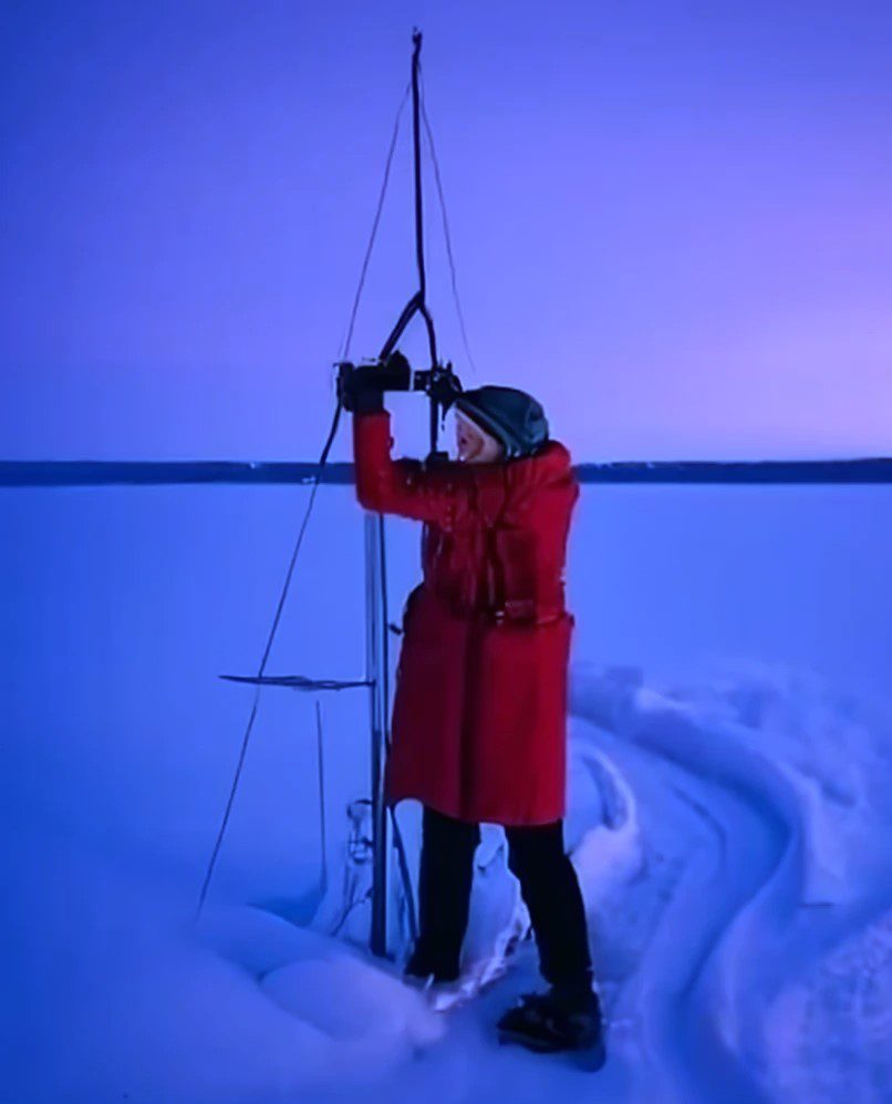 Burjat pystyttämässä havaintoasemaa jäällä (arkistokuva)
