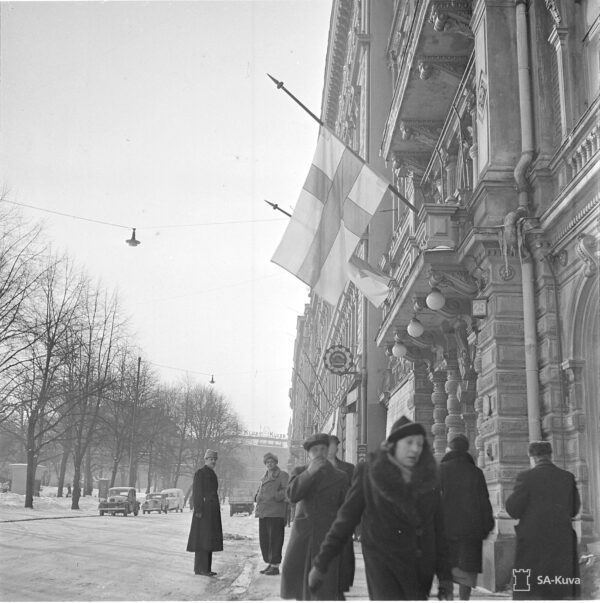 Talvisodan päättänyt Moskovan rauhansopimus astui voimaan 13.3.1940. Helsingissä suruliputettiin ankarien rauhanehtojen johdosta. Kuvassa näkymä Esplanadilta hotelli Kämpin läheltä. Lähde:SA-kuva