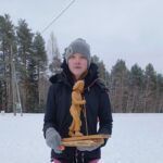 Minja Karvonen hiihti nopeimman ajan pitkällä matkalla tyttöjen sarjassa, kun Evijärvellä järjestettiin maaliskuun alussa ala-asteikäisten koulujenväliset hiihtokisat. Tyttöjen kiertopalkinto, puusta veistetty hiihtäjätyttö-patsas, on kiertänyt evijärveläisiä koteja jo vuodesta 1950 lähtien. Kuvat: Satu Koski.