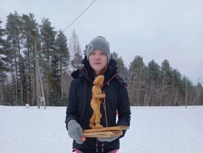 Minja Karvonen hiihti nopeimman ajan pitkällä matkalla tyttöjen sarjassa, kun Evijärvellä järjestettiin maaliskuun alussa ala-asteikäisten koulujenväliset hiihtokisat. Tyttöjen kiertopalkinto, puusta veistetty hiihtäjätyttö-patsas, on kiertänyt evijärveläisiä koteja jo vuodesta 1950 lähtien. Kuvat: Satu Koski.