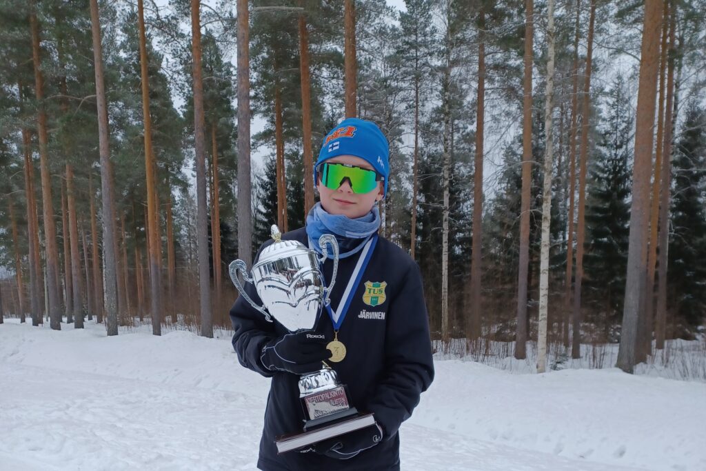 Pitkän matkan poikien sarjan voittajaksi sivakoi nopeimmalla ajalla Aku Järvinen. Kultamitalin lisäksi voittajalle siirtyi vuodeksi kiertopalkintopytty. Poikien kiertopalkinto on jaettu vuodesta 2012 lähtien.