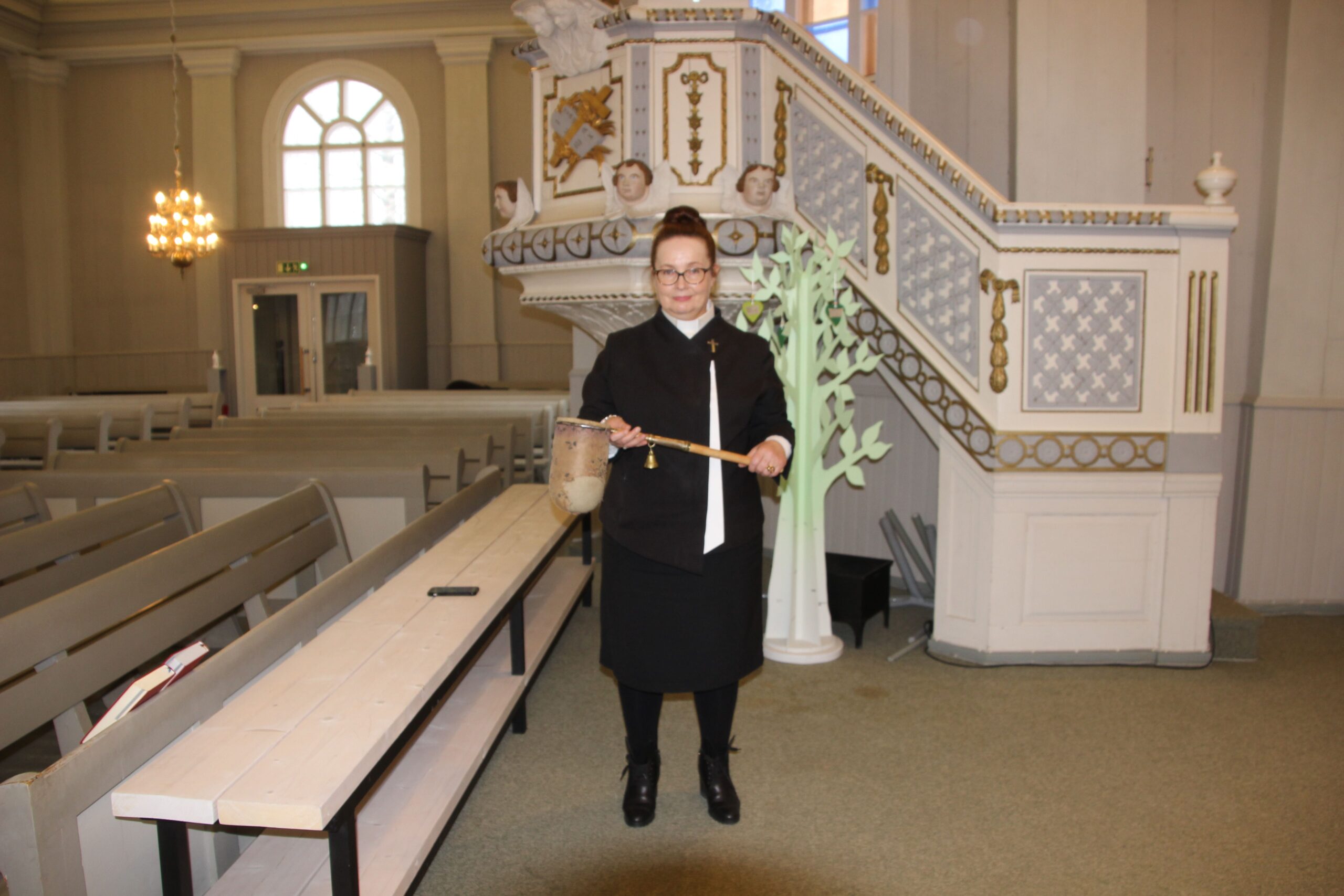 Alahärmän seurakunnan Kortesjärven vastavihitylle kirkolle lahjoittama kolehtihaavi palasi takaisin kirkkoon.