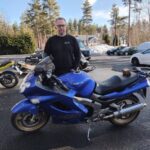 Marko Vainionpää ja sininen Kawasaki-katupyörä.
