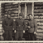 Isäni Paavo Salmela kuvassa vasemmalla siellä jossakin jatkosodan aikana. Kuva: Heikki Salmela.