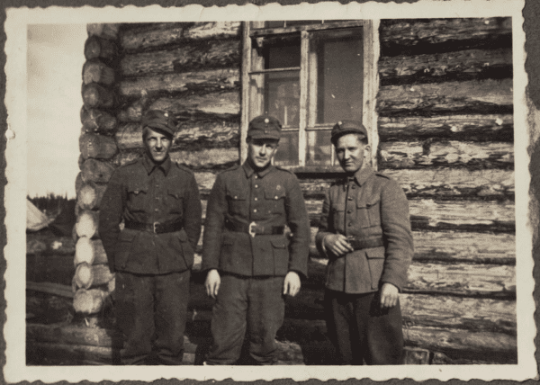 Isäni Paavo Salmela kuvassa vasemmalla siellä jossakin jatkosodan aikana. Kuva: Heikki Salmela.