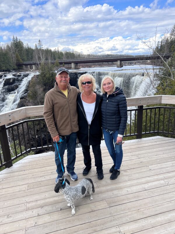 John ja Tracey Ahvenniemi ja Riikka Kakabeka Fallsin vesiputouksilla.