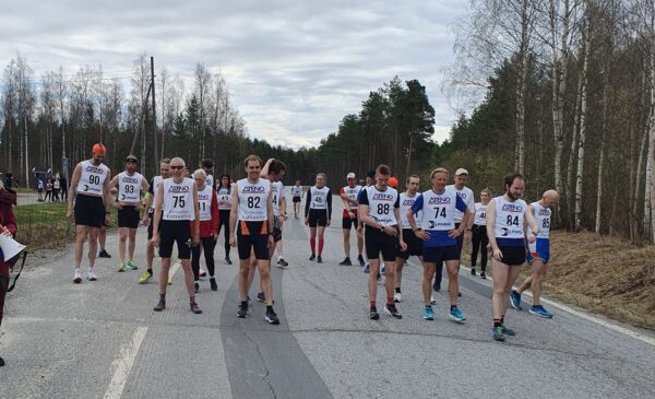 Sillankorvan juoksun 10 kilometrin matkan osallistujat lähdössä matkaan vuonna 2023. Kuva: Johanna Kujala.