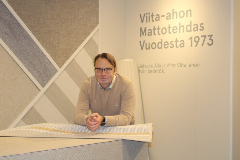 VM Carpetin toimitusjohtaja Harri Viita-aho kannustaa tuomaan koteihin ja vapaa-ajanasuntoihin uutta, piristävää ilmettä mattojen avulla.