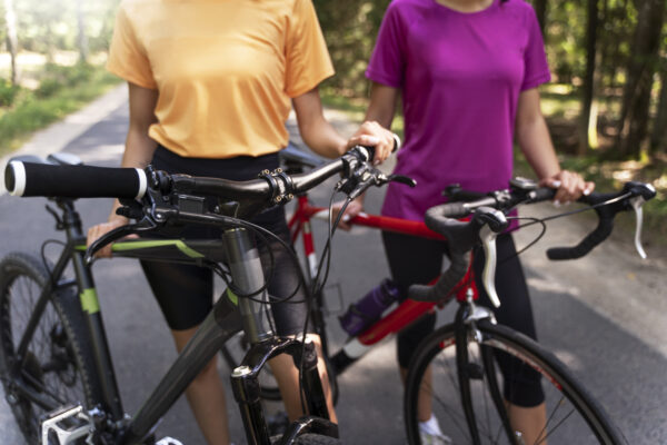 Jos pyörätietä tai -kaistaa ei ole, pyörällä ajetaan ajoradan oikeanpuoleisella pientareella tai ajoradan oikeassa reunassa. Ajoradalla pyöräilijää koskevat samat säännöt kuin muitakin kuljettajia.