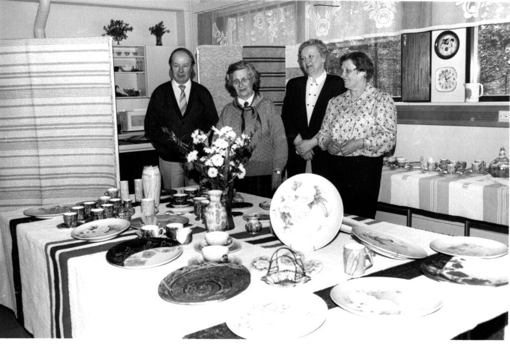 Päätoimittaja ja Järviseudun kansalaisopiston rehtori Lauri Vuorisalmi ihailemassa posliininmaalauskurssin töitä, ketkä muut ovat kuvassa? Kuva: Järviseudun Sanomien arkisto.