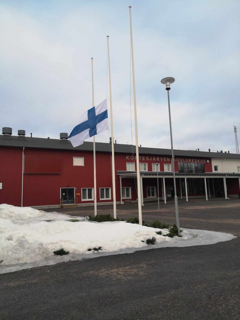 Ei laulaneet linnutkaan, kun lippu hiljaa liehui ja kunnioitti koulusurman uhreja Kortejärven yhtenäiskoulun pihassa.