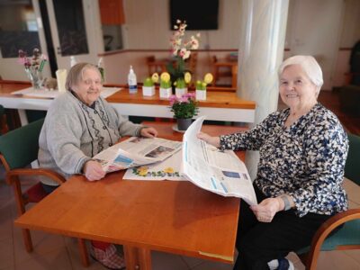 Helmi Ojanperä (vas.) ja Anneli Sarkaranta lukevat Järviseudun Sanomat joka viikko Harjulankodissa.