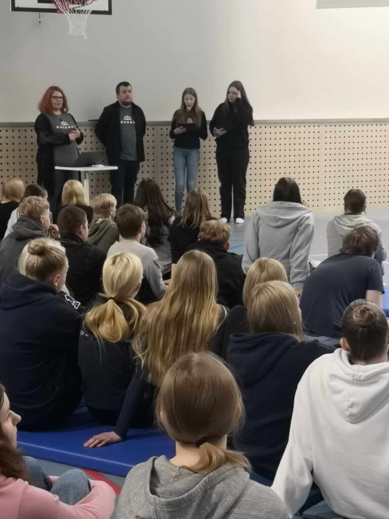 Nuoret kokoontuivat liikuntasaliin kuuntelemaan päivän ohjeistusta. Tapahtuman juonsivat nuorisovaltuutetut Aino Peltoluhta ja Jenni Mäkinen.