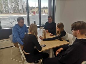 Aluevaltuutettujen pisteellä Janne Sankelo ja Jaakko Niemistö pelaavat nuorten kanssa ja keskustelevat pelin lomassa tärkeistä asioista.