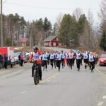 Juoksijat ja pyöräilijät lähtivät matkaan Sääksjärven Nuorisoseuran edestä.