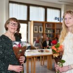 Sinella (vas.) ja Vilma Saari toivat taidettaan Alajärven kirjastoon. Mummulla ja Vilmalla on ikäeroa 60 vuotta, mutta rakkaus kuvataiteeseen yhdistää.